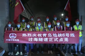 82秒 | 点亮海下5.4公里！国内最长地铁过海隧道迎来区间照明图片