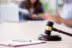 当当网男员工变性以旷工被解雇，法院判恢复工作，有权上女厕图片