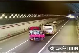 交警为何如此生气？原来是满载33人的大巴车停在高速隧道中间图片