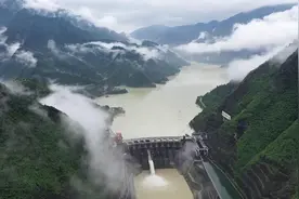 青山巨坝“送”洪峰 航拍重庆最大调峰水电站拦洪削峰视频封面