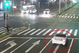 大学生借保时捷敞篷跑车路遇鬼探头！没毕业就摊上人命！和女友当场吓呆图片