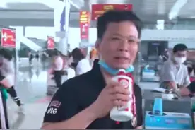 带茅台酒乘高铁过安检被拒 男子当场把酒一饮而尽称喝下的是人生图片