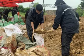 暴雨突袭江城，东西湖慈惠3000个沙袋应对汛情图片