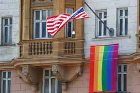过分解读？美国使馆挂彩虹旗支持LGBT群体，普京表态却被路透社解读成了一种“嘲笑”图片