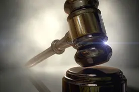 批评办案警察为“黑警”江西退休法官一审获刑两年半图片