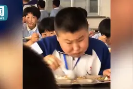 男孩吃饭太香被发现秒变优雅boy 网友：看饿了，隔着屏都觉得饭菜好香图片