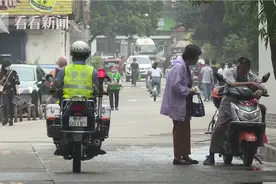 教科书式自救！小男孩不慎走丢向巡逻民警招手图片