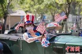 美国旧金山湾区小城举办独立日车队巡游图片