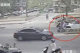 司机开车玩手机撞飞2名路人 结果一群人冲了出来图片