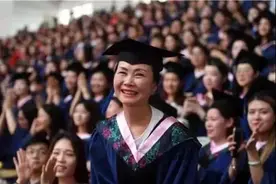 厉害！56岁“妈妈学姐”又考上博士了，网友：继续乘风破浪图片
