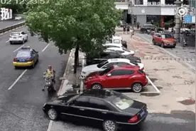 外卖小哥被卷入车底！20人！58秒！这一幕让人热泪盈眶图片
