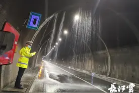 几成“水帘洞”！沪渝高速湖北利川齐岳山隧道渗水，一度单道通行图片