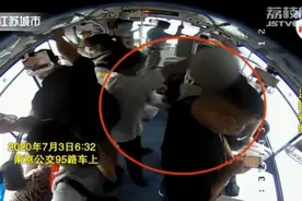 公交车上遭遇“咸猪手”，高中女生一把拎住对方衣领霸气制服图片