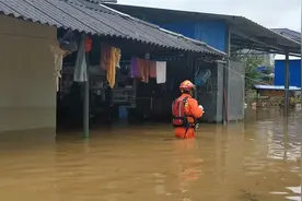 云南孟连强降雨致河水暴涨倒灌 部分民房被淹7人被困图片
