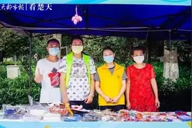 残疾人摆摊卖手工艺品，志愿者助他们实现自我价值图片