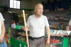 车被大火包围，里面还有一个人！杭州大伯的选择，了不起图片