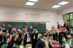 老师送火龙果，学生画画赠恩师，高考前他们这样温情道别图片