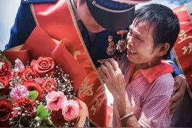 消防员“头盔挡刀”救人荣立二等功，提前晋升一级消防士图片