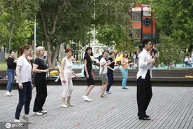炎夏与热舞更配！俄罗斯民众开跳广场拉丁舞图片
