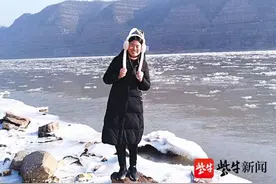 玩“真心话大冒险”游戏时，陕西的孩子抱住江苏支教老师红着脸说：我们爱您图片