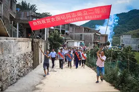 海南“头盔挡刀”救人消防员荣立二等功，晋升一级消防士图片