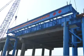 引江济淮工程S12淮河大桥首片钢梁架设完成图片