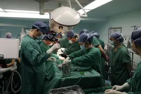 利用胸前3厘米切口，医生在跳动的心脏上修“门”图片
