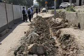人行道破损且交通混乱 灞桥区毛西公路这些问题待解决图片