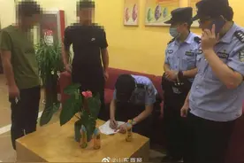 济南一青年男子自称被绑架深夜裸奔图片