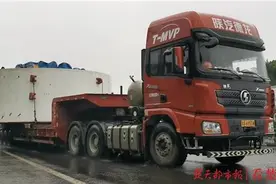 雨雾中，百米巨无霸平稳走过“魔鬼高速”图片