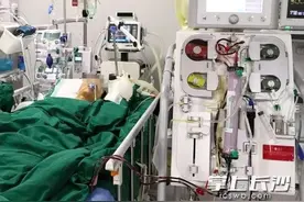别以为“热死了”只是一句抱怨，烤漆车间工人发生热射病险危及生命图片