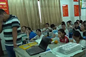 最后一堂课，高三班主任背对学生流泪视频封面