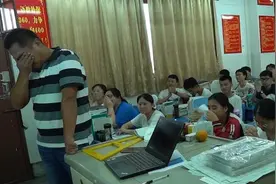 最后一堂课，高三班主任背对学生流泪视频封面