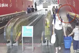 偷完炒面他坐按摩椅上慢慢品尝 还悠哉看了会书图片