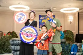 陈小春为长子Jasper7岁生日 一家三口嬉闹同框图片