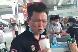 带着开过封的茅台坐不了高铁，他当场一饮而尽！刚刚，我们联系上了这个浙江男人图片