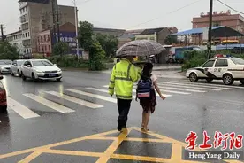 衡阳交警暴雨中巡逻遇上学生放学，接下来的一幕很暖心……图片