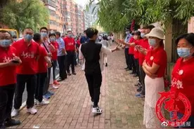 带考老师排成两队 为考生加油打气图片