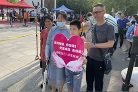 姐姐考试，弟弟手持爱心卡为她加油：乘风破浪你最棒，化茧成蝶你最美图片