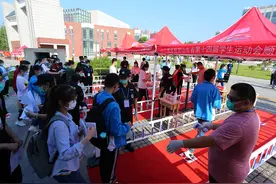 自信满满！济宁一中考点，考生朝气蓬勃的脸上充满自信图片