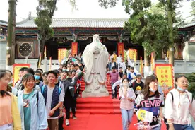 会泽一中1581名学子迈步凯旋门踏上状元桥图片