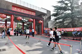 57秒｜旗开得胜、金榜题名…山东省实验中学考场外的家长寄语图片