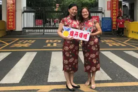 同款旗袍、同款祝福，送考妈妈撞衫后一起拍照还互加微信图片