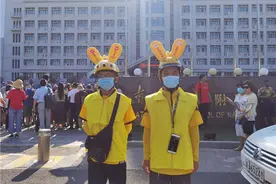 天津交警联手外卖骑手齐上阵为考生跑腿儿图片