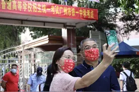 广州高考最强应援团亮相：金蕉甘蔗向日葵，送考家长频出奇招图片