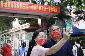 广州高考最强应援团亮相：金蕉甘蔗向日葵，送考家长频出奇招图片