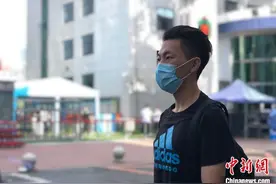 保送清华的“学霸”送考同学：站在考点外与大家共战斗图片