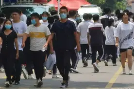 直击高考｜考场外等候三小时，只为见孩子一面图片