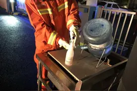 什么情况？一住户家里空调竟密密麻麻全是蝙蝠......图片