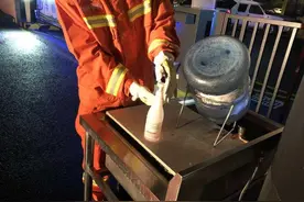 什么情况？一住户家里空调竟密密麻麻全是蝙蝠......图片